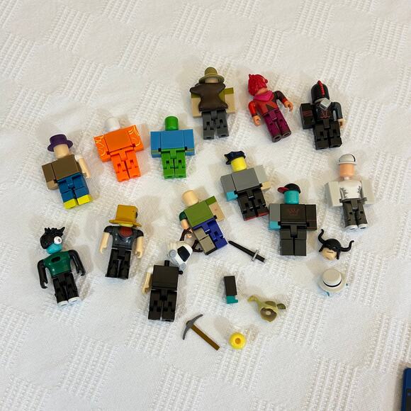 Roblox Action Figures Assorted Pieces - Picture 4 of 9